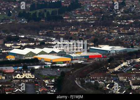 Blick auf Gewerbegebiet am Stadtrand Caerphilly Caerphilly Berg, Gwent, Wales, Vereinigtes Königreich Stockfoto
