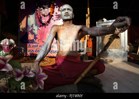 Naga sadhu saddhu Baba während Shivaratri Feier in Varanasi, Indien Stockfoto