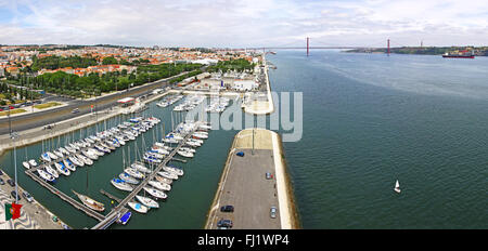 Dockt an den Ufern des Tejo, mit der Brücke und die Stadt Lissabon auf dem Hintergrund, Portugal Stockfoto