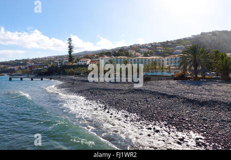 Kiesstrand in Santa Cruz Stadt auf der Insel Madeira, Portugal Stockfoto