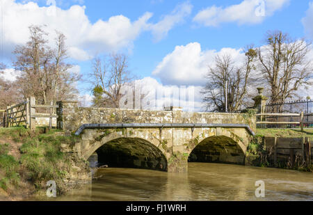 18. Jahrhundert Brücke über den Fluss Rother im Cowdray Estate, Midhurst, West Sussex, England, UK. Stockfoto