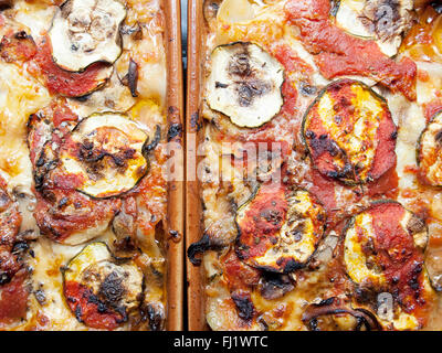 Detailansicht auf der Oberseite einige frische Lasagne. Stockfoto