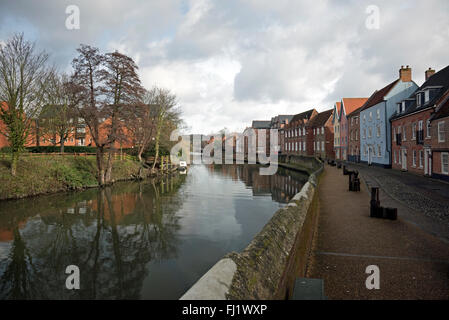 Fotos rund um die Norwich Fluss Wensum in der Nähe von der Kai-Seite zeigt lokale Gebäude und Sehenswürdigkeiten Stockfoto