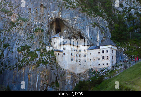 Burg Predjama (Predjamski Grad) - Renaissance-Schloss, gebaut in den Mund der Höhle von Postojna in Slowenien Stockfoto