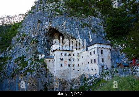 Burg Predjama (Predjamski Grad) - Renaissance-Schloss, gebaut in den Mund der Höhle von Postojna in Slowenien Stockfoto