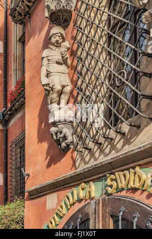 Die Figur des betrunkenen Zecher befindet sich über dem Eingang in die Schweidnitzer Keller, Wroclaw/Breslau, Polen, Europa Stockfoto