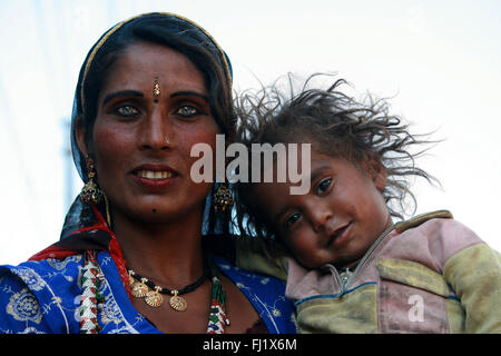Mutter mit Kind in Pushkar, Indien Stockfoto