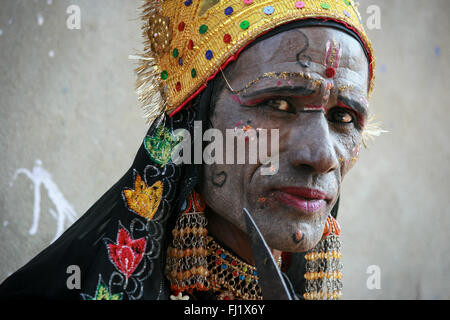 Porträt der indischen Rajasthan Rajasthani hindu Mann, gekleidet wie ein Gott mit Make-up, Indien Stockfoto