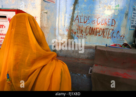 "HIV AIDS geheilt" an der Wand in Pushkar, Indien Stockfoto