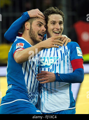 Dortmund, Deutschland. 28. Februar 2016. Hoffenheim Sebastian Rudy (R) feiert sein 1: 0-Tor mit Kevin Volland in der deutschen Bundesliga-Fußballspiel zwischen Borussia Dortmund und 1899 Hoffenheim im Signal Iduna Park in Dortmund, Deutschland, 28. Februar 2016. Foto: BERND THISSEN/Dpa (EMBARGO Bedingungen - Achtung - aufgrund der Akkreditierungsrichtlinien der DFL nur erlaubt die Veröffentlichung und Nutzung von bis zu 15 Bilder pro im Internet und in Online-Medien während des Spiels Match) / Dpa/Alamy Live News Stockfoto