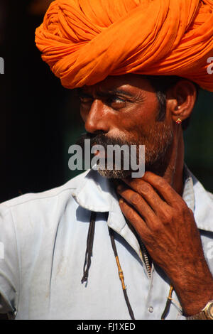 Stolz und elegant Rajasthani Mann mit Turban in Pushkar, Rajasthan Stockfoto