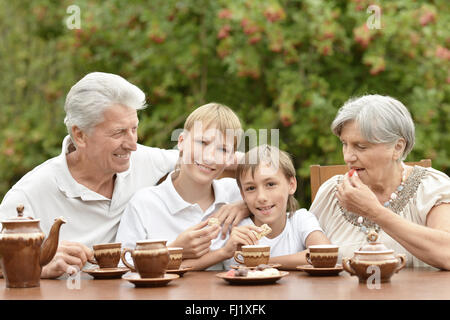 Familie Teetrinken im Garten Stockfoto