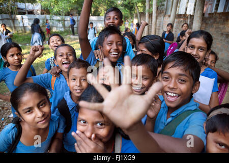 Eine Gruppe Kinder gehen nach der Schule in Bangladesch Sreemangal verrückt Stockfoto