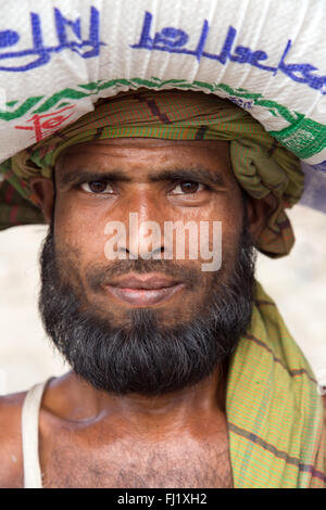 Portrait von muslimischen Mann mit Bart und Turban Tragetasche in Dhaka, Bangladesh Stockfoto