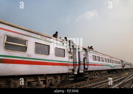 Kinder unterwegs auf dem Dach eines Zuges am Bahnhof in Dhaka, Bangladesh Stockfoto