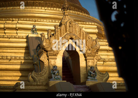 MANDALAY, Myanmar – die zentrale goldbedeckte Stupa der Kuthodaw-Pagode erhebt sich über dem Tempelkomplex. Dieses vergoldete Gebäude wurde 1857 während der Regierungszeit von König Mindon erbaut und dient als Mittelpunkt des Tempelgeländes, auf dem sich das größte Buch der Welt befindet. Die Stupa steht inmitten von 729 weißen Kyauksa-Gu mit Marmorplatten buddhistischer Schrift. Stockfoto