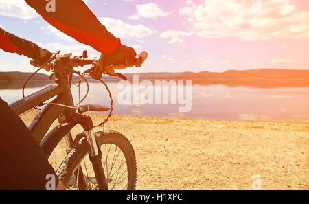 Mann mit Fahrrad am Bergsee Stockfoto