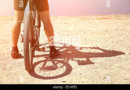 Mann mit Fahrrad am Bergsee Stockfoto