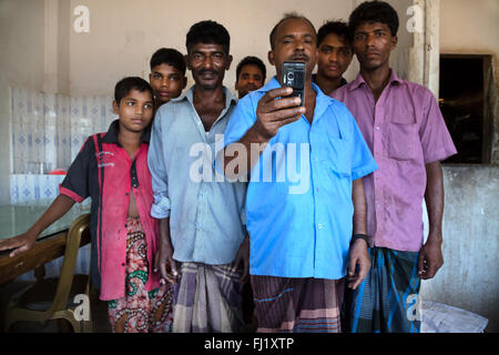 Eine Gruppe von Männern nehmen ein Bild mit Handy in Sreemangal Bangladesch Stockfoto