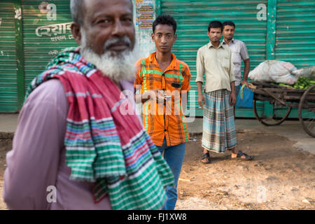 Vier Männer tragen Lungi in Sreemangal, Bangladesch Stockfoto