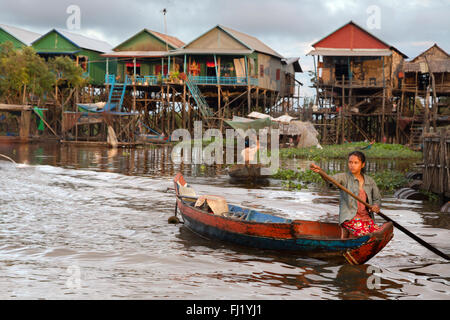 Traditionellen Pfahlbauten auf dem See Tonle Sap, Kambodscha Stockfoto