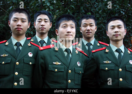 Gruppe der chinesischen Polizisten mit Uniformen in Peking, China Stockfoto