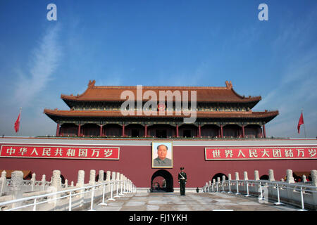 Eingang der Verbotenen Stadt in Peking, mit riesigen Bild von Mao Zedong auf der Wand, China Stockfoto