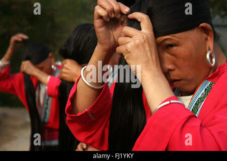 Yao Stammes Frauen Vorbereitung der Haare in Longsheng, China Stockfoto