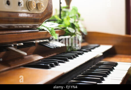 Hölzerne elektronische Klaviertastaturen Nahaufnahme selektiven Fokus Stockfoto