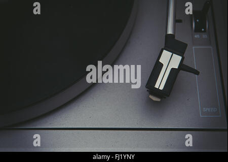Alten staubigen Plattenspieler Detail mit Vinyl Disc und Stift selektiven Fokus Stockfoto