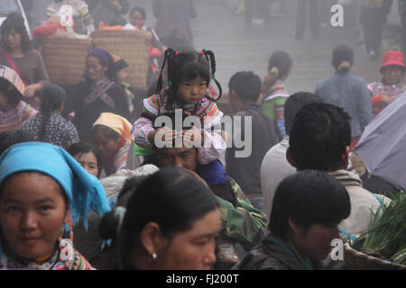 Tribal Mädchen in der Menschenmenge in Yuanyang Markt, Provinz Yunnan, China Stockfoto