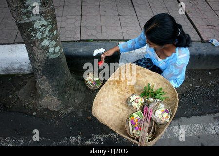 Frau, die Hindu Ritual in den Straßen von Ubud, Bali, Indonesien Stockfoto