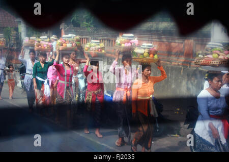 Gruppe balinesischer Frauen in einer Straße von Ubud, die Angebote, die auf der Leiter, während Kuningan feiern, Bali, Indonesien Stockfoto