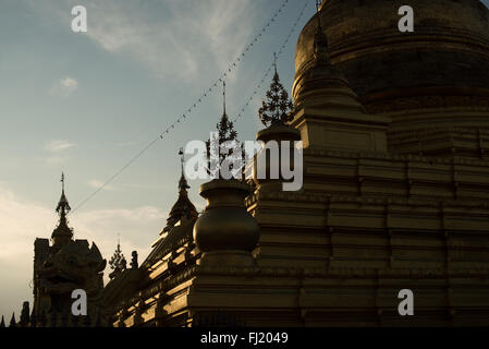 MANDALAY, Myanmar — kleine dekorative hti (Schirmspitzen) zieren die Seite einer Stupa an der Kuthodaw-Pagode. Diese ornamentalen Elemente sind charakteristische Merkmale der traditionellen buddhistischen Architektur in Burma. Der Pagode-Komplex, der 1857 unter König Mindons Herrschaft erbaut wurde, beherbergt das als das größte Buch der Welt bekannt ist. Stockfoto