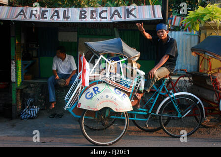 Becak Fahrer in Jakarta, Indonesien Stockfoto