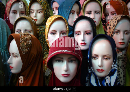 Traditionelle islamische Kopftuch Schleier zum Verkauf auf dem Markt in Jakarta, Indonesien Stockfoto