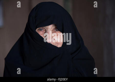 Porträt der alten iranischen Frau bedeckt mit Niqab, Iran Stockfoto