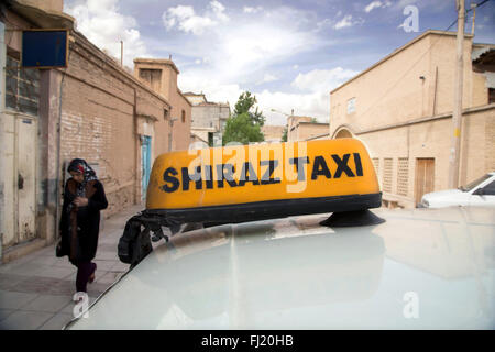 Gelbes Taxi in Straße von Shiraz, Fars, Iran Stockfoto