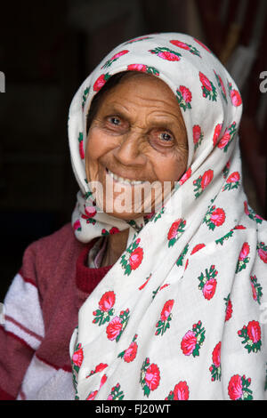 Iranische Frau mit Schleier und Blumen in Abyaneh, Iran Stockfoto