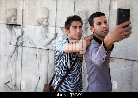 Iranische Männer, die selfie in Persepolis, Iran Stockfoto