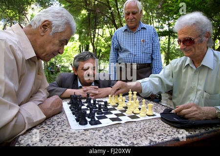 Iranische Männer spielen Schach in einem Park in Ispahan Stockfoto