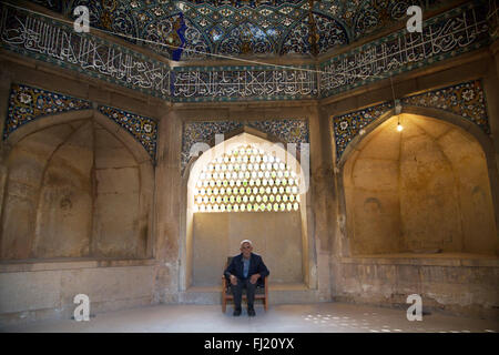 Mann in Khan madressa, Shiraz, Iran sitzen Stockfoto