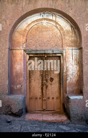 Alte Holztür - Architektur im Dorf Abyaneh, Iran Stockfoto