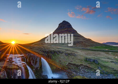 Berg Kirkjufell und der Kirkjufellsfoss in Island vor Sonnenuntergang Stockfoto