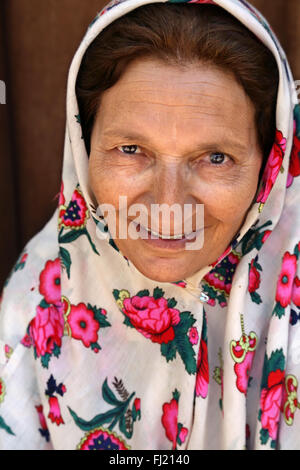 Frau in Abyaneh, Iran, mit traditionellen Schal mit rosa Blumen Stockfoto