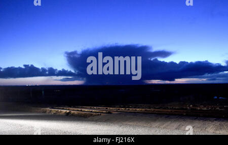 Dagebuell, Deutschland. 26. Februar 2016. Wolken von einem Hagel Sturm Umzug kurz vor Sonnenaufgang auf den Halligen Inseln in der Nordsee abseits der Küste Dagebuell, Deutschland, 26. Februar 2016. Foto: Carsten Rehder/Dpa/Alamy Live News Stockfoto