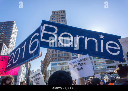 New York, USA. 27. Februar 2016. Mehrere hundert Anhänger von Präsidentschaftskandidat Bernie Sanders Rallye am Union Square in New York auf Samstag, 27. Februar 2016. Bildnachweis: Richard Levine/Alamy Live-Nachrichten Stockfoto