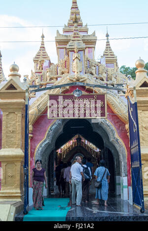 MANDALAY, Myanmar – der Haupteingang zur Kuthodaw-Pagode, erbaut 1857 unter König Mindons Herrschaft. Der Tempelkomplex, der sich am Fuße des Mandalay Hill befindet, enthält das, was als das größte Buch der Welt bekannt ist. Diese historische Stätte beherbergt 729 kyauksa gu (Höhlen mit Steininschriften), die Marmorplatten mit buddhistischen Texten schützen. Stockfoto