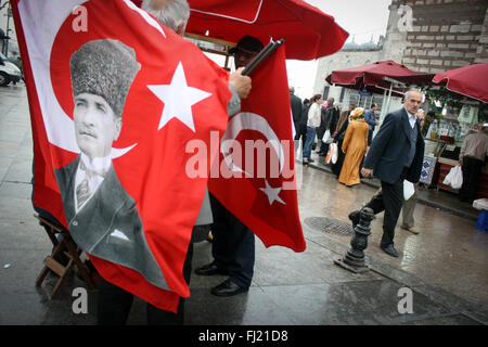 Mustafa Kemal Atatürk Red Flags für den Verkauf in einer Straße in Istanbul, Türkei Stockfoto