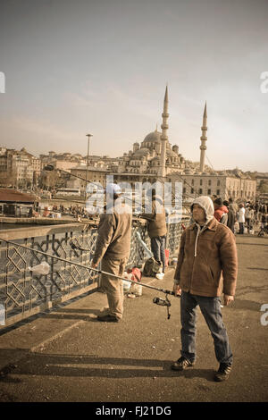 Personen (Fischer) auf der Galata-Brücke, Istanbul Stockfoto